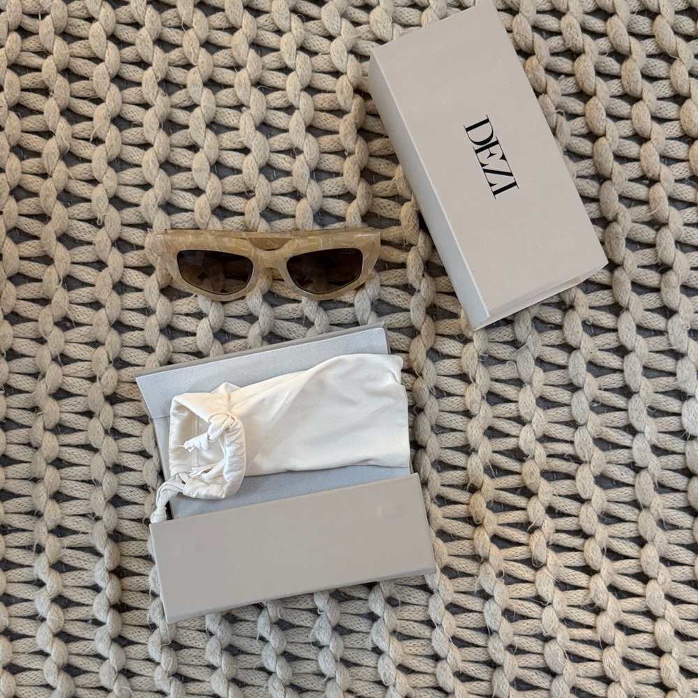 DEZI on read Sunglasses with Case